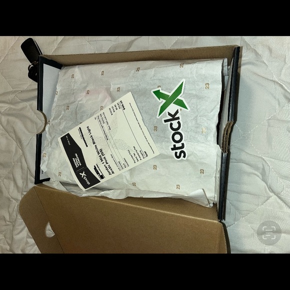 Jordan 1 pink and black. Size 7y. To big for me and in great condition. - Picture 5 of 7